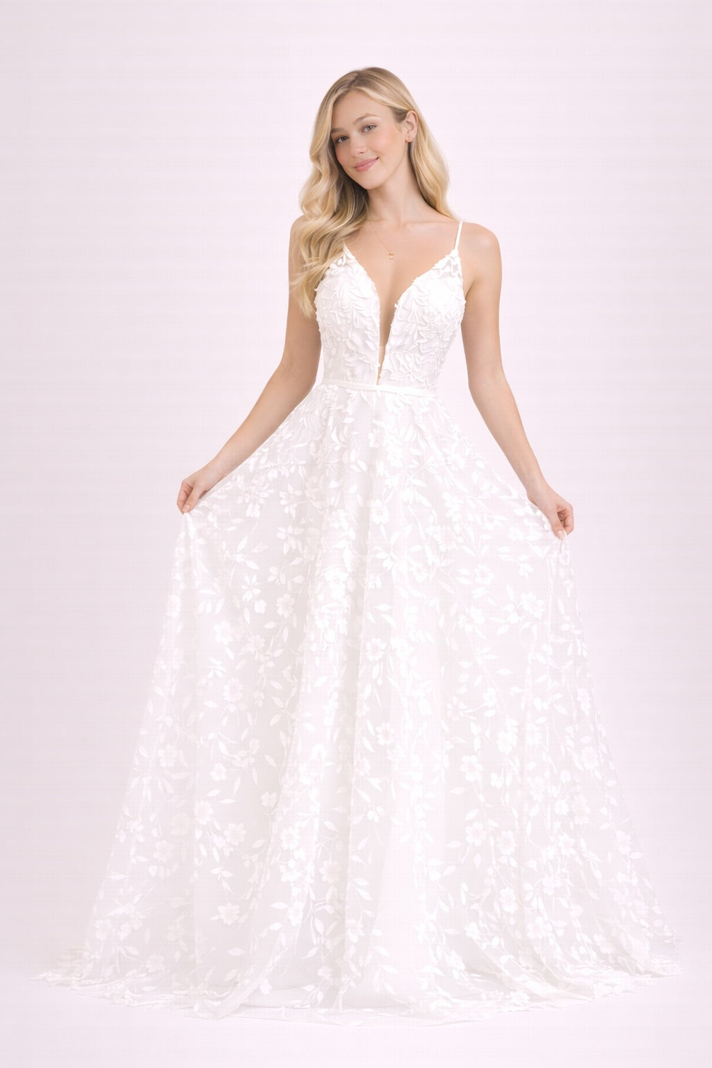 Robe de mariage avec décolleté V plongeant en tulle illusion broderies florales 3D fines bretelles dos en V et traîne légère | Dressie Dress - Dressie Dress