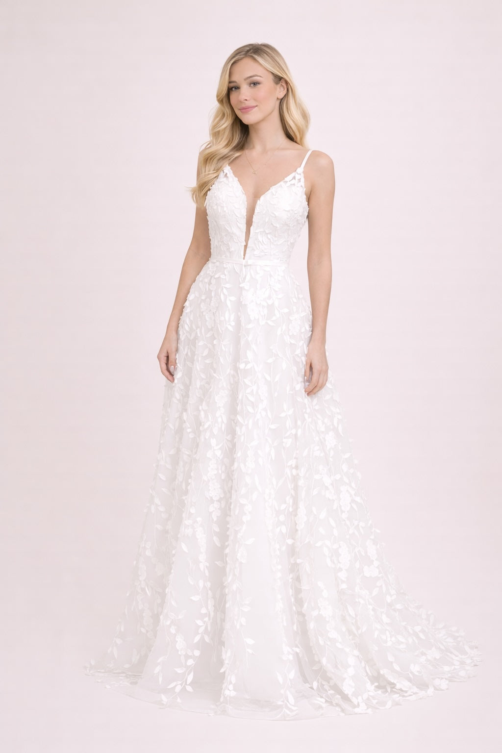 Robe de mariage avec décolleté V plongeant en tulle illusion broderies florales 3D fines bretelles dos en V et traîne légère | Dressie Dress - Dressie Dress
