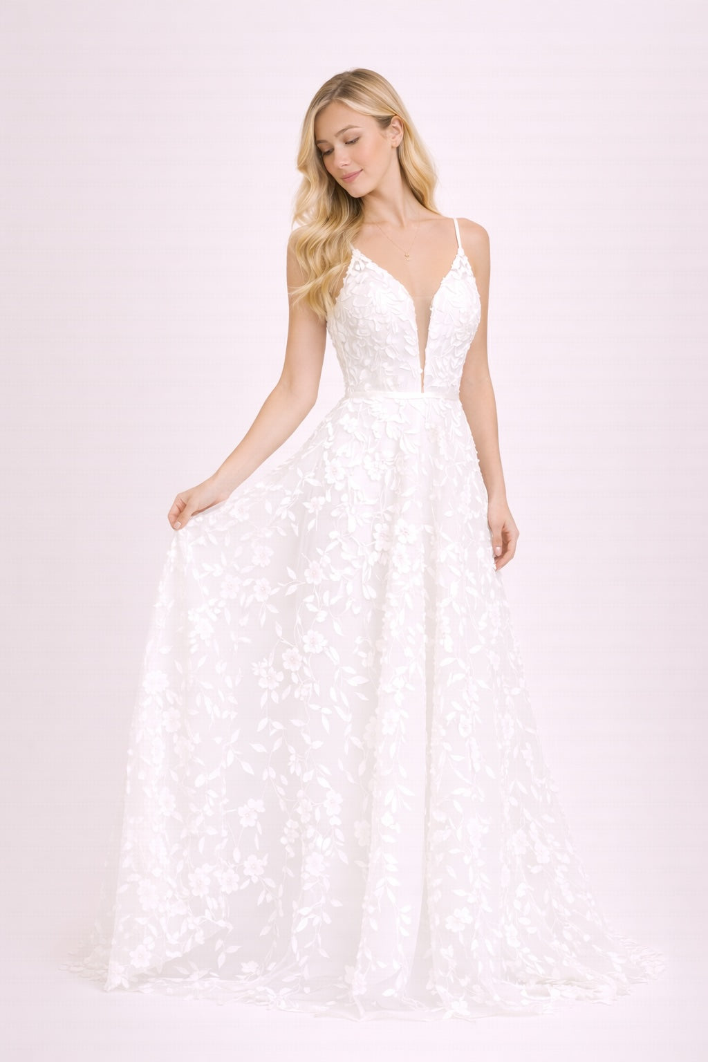 Robe de mariage avec décolleté V plongeant en tulle illusion broderies florales 3D fines bretelles dos en V et traîne légère | Dressie Dress - Dressie Dress