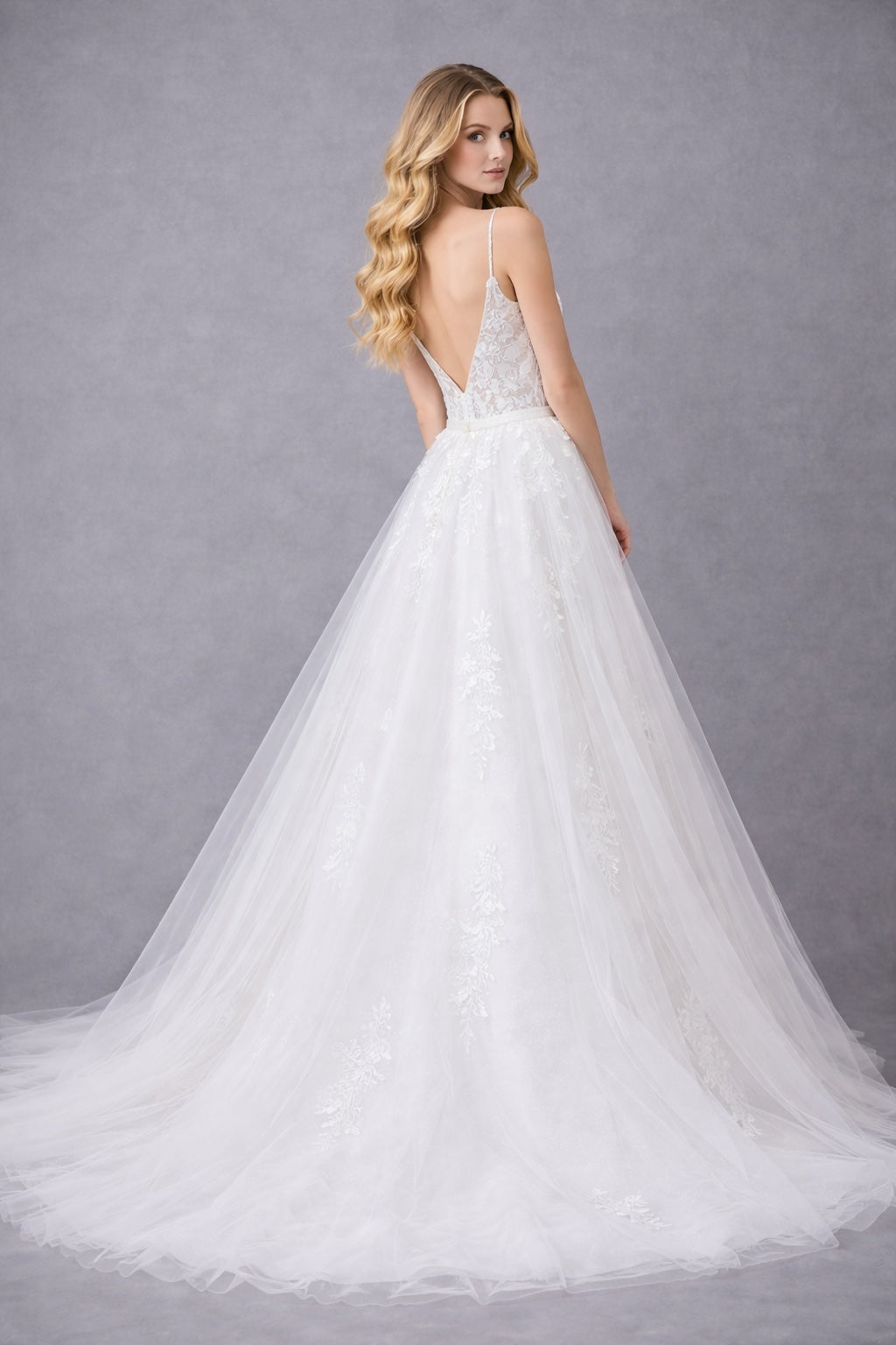 Robe de mariage Dressie Dress avec décolleté plongeant, tulle illusion, dentelle florale et jupe aérienne à traîne, look romantique.
