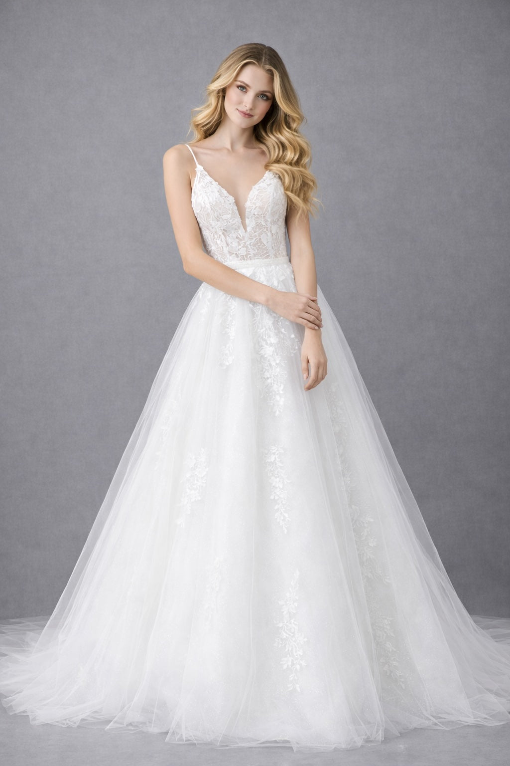 Robe de mariée Dressie Dress à fines bretelles, décolleté plongeant en tulle illusion dentelle florale et jupe aérienne avec traîne
