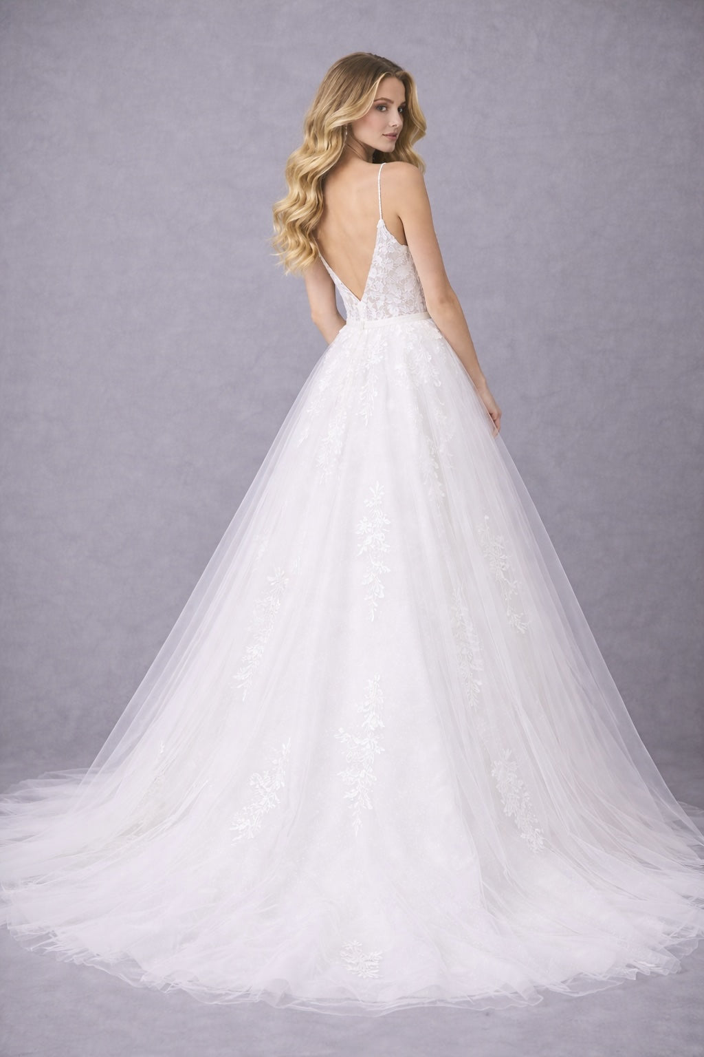 Robe de mariage Dressie Dress à fines bretelles, décolleté plongeant, dentelle florale en tulle, jupe aérienne avec traîne pour cérémonie