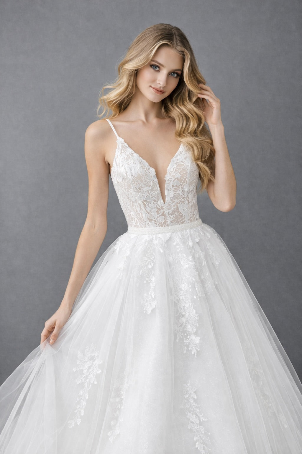Robe de mariée en tulle illusion avec dentelle florale, décolleté plongeant, fines bretelles et jupe aérienne à traîne, par Dressie Dress.