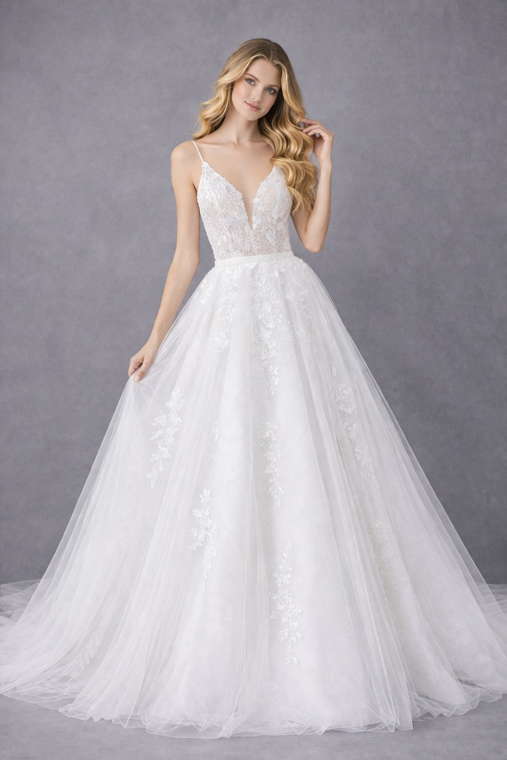 Robe de mariée Dressie Dress à fines bretelles, décolleté plongeant en tulle illusion avec dentelle florale et grande jupe aérienne.