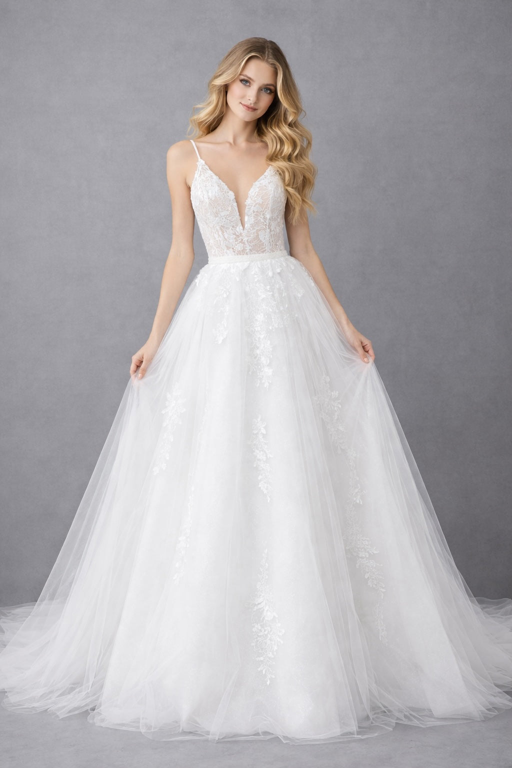 Robe de mariée Dressie Dress à fines bretelles, décolleté plongeant en tulle dentelle florale, grande jupe aérienne avec traîne