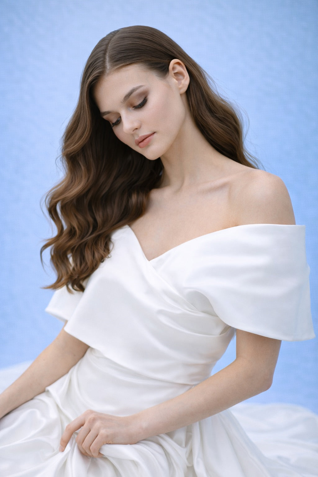 Mariée Robe de mariage style français avec encolure bardot et large drapé effet cape coupe sirène/colonne et traîne | Dressie Dress - Dressie Dress