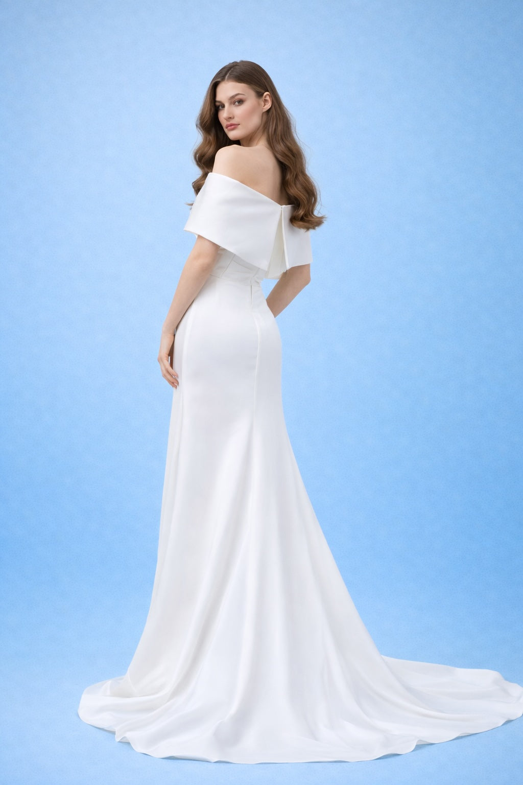 Mariée Robe de mariage style français avec encolure bardot et large drapé effet cape coupe sirène/colonne et traîne | Dressie Dress - Dressie Dress
