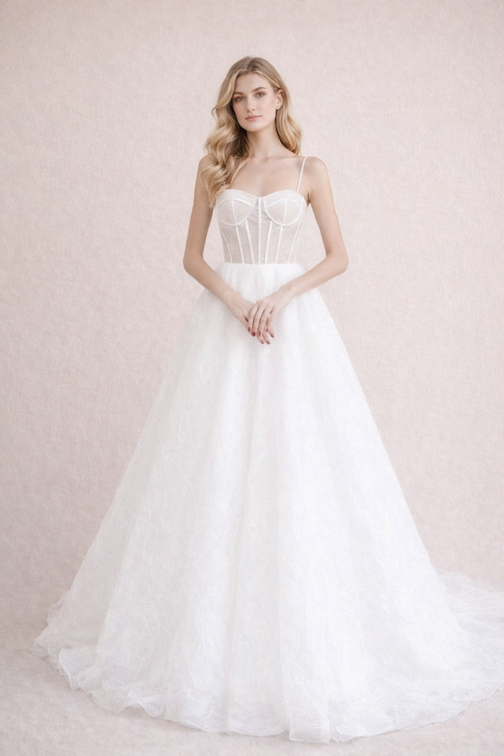 Robes de mariage style français avec corsage illusion à baleines poitrine structurée jupe volumineuse et traîne légère | Dressie Dress