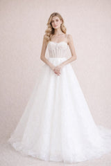 Robes de mariage style français avec corsage illusion à baleines poitrine structurée jupe volumineuse et traîne légère | Dressie Dress