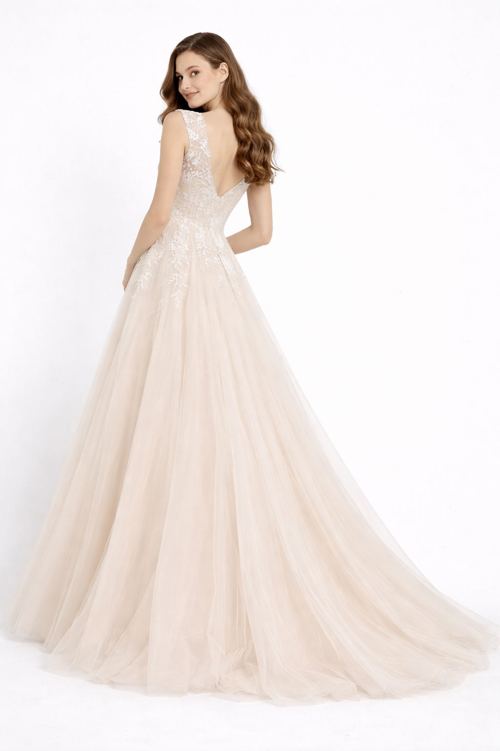 Robe de mariée Dressie Dress à col V avec broderies florales en relief, jupe ample en tulle et traîne légère, look romantique
