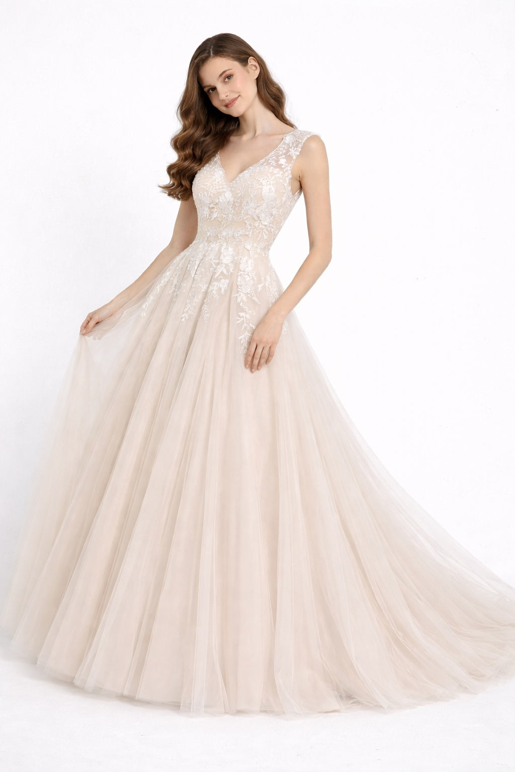 Robe de mariée Dressie Dress à col V avec fleurs brodées en relief, jupe ample en tulle et traîne légère, look romantique.