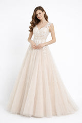 Robe de mariage Dressie Dress à col V avec fleurs brodées en relief, jupe en tulle ample et traîne légère, look romantique