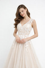 Robe de mariée Dressie Dress à col en V avec fleurs brodées en relief, jupe en tulle ample et traîne légère, look romantique.