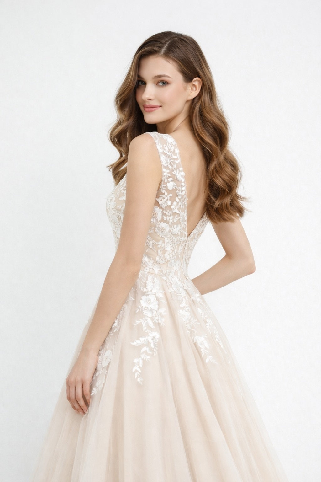 Robe de mariée Dressie Dress à col V avec fleurs brodées en relief, jupe en tulle ample et traîne légère, look romantique et élégant.