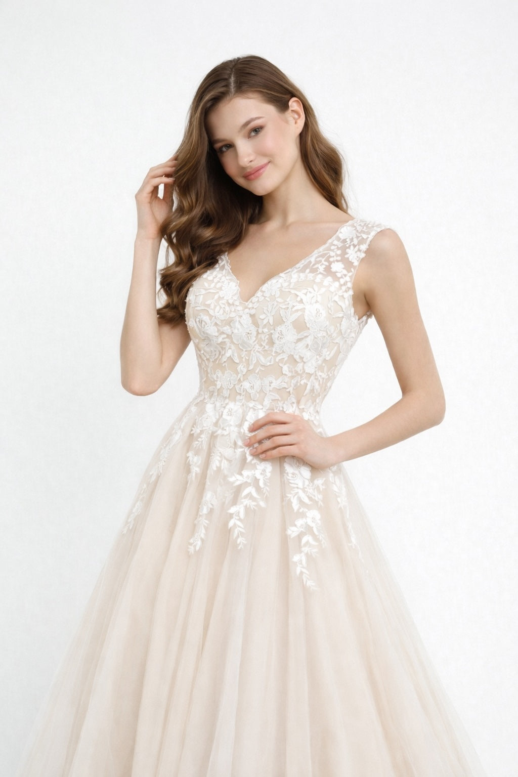 Robe de mariage Dressie Dress avec col en V, fleurs brodées en relief, jupe en tulle ample et traîne légère pour mariée élégante