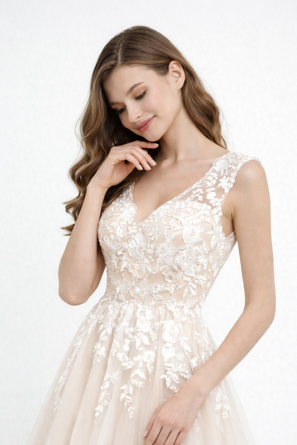 Robe de mariage blanche Dressie Dress avec col en V, broderies florales en relief, jupe en tulle ample et traîne légère.