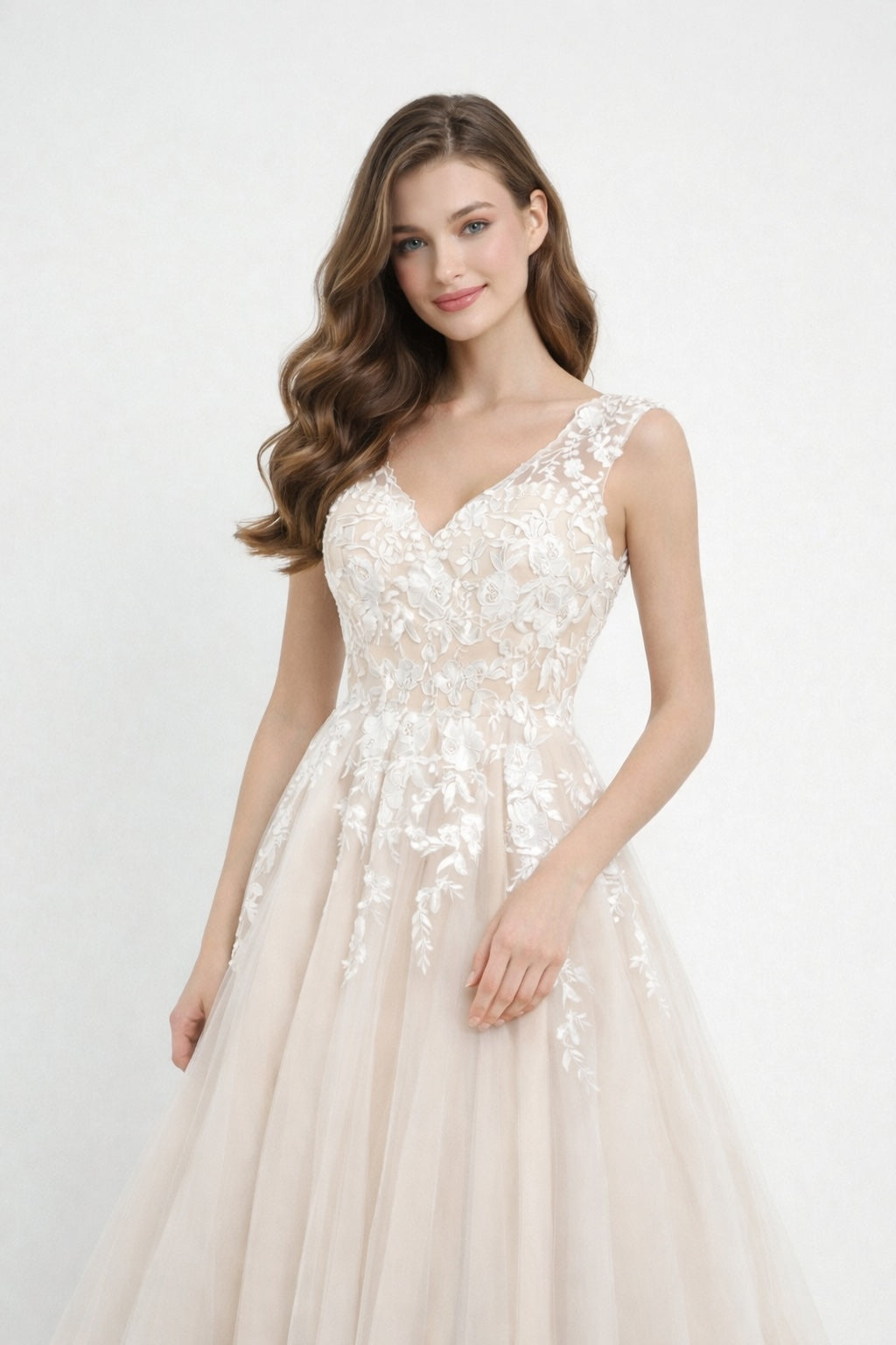 Robe de mariage Dressie Dress à col V, fleurs brodées en relief, jupe ample en tulle avec traîne légère, look romantique et élégant.