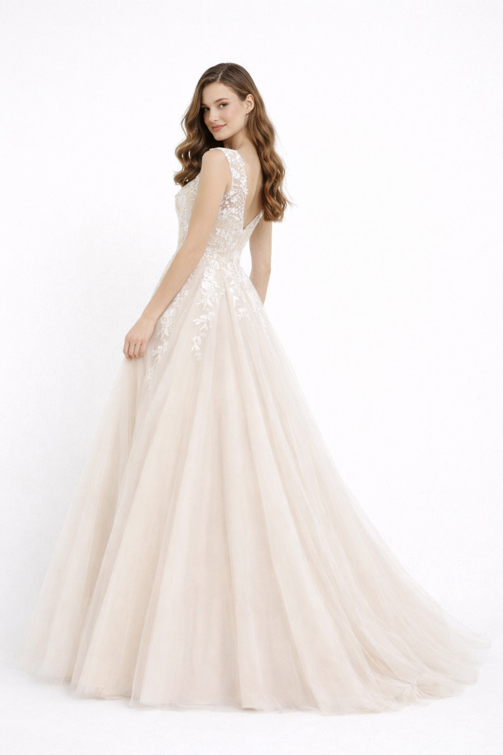 Robe de mariage Dressie Dress pour mariée, col V avec fleurs brodées en relief, jupe en tulle ample et traîne légère.