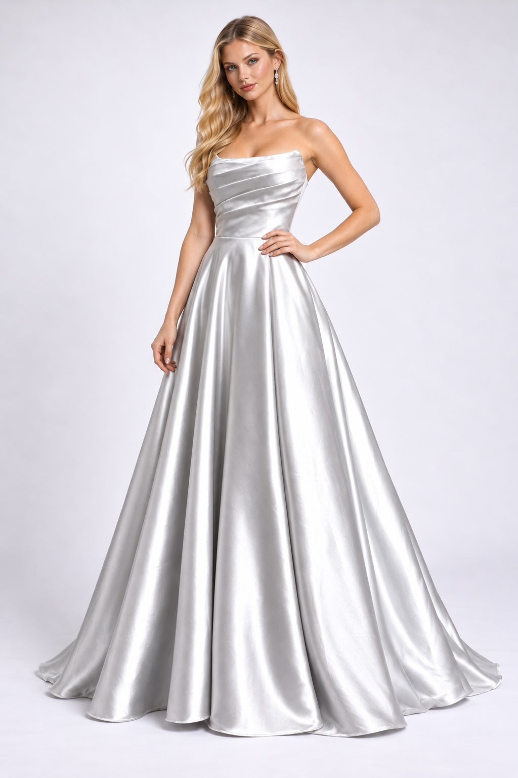 Robe de soirée femme en satin argenté avec bustier drapé, jupe volumineuse et fente élégante, marque Dressie Dress.