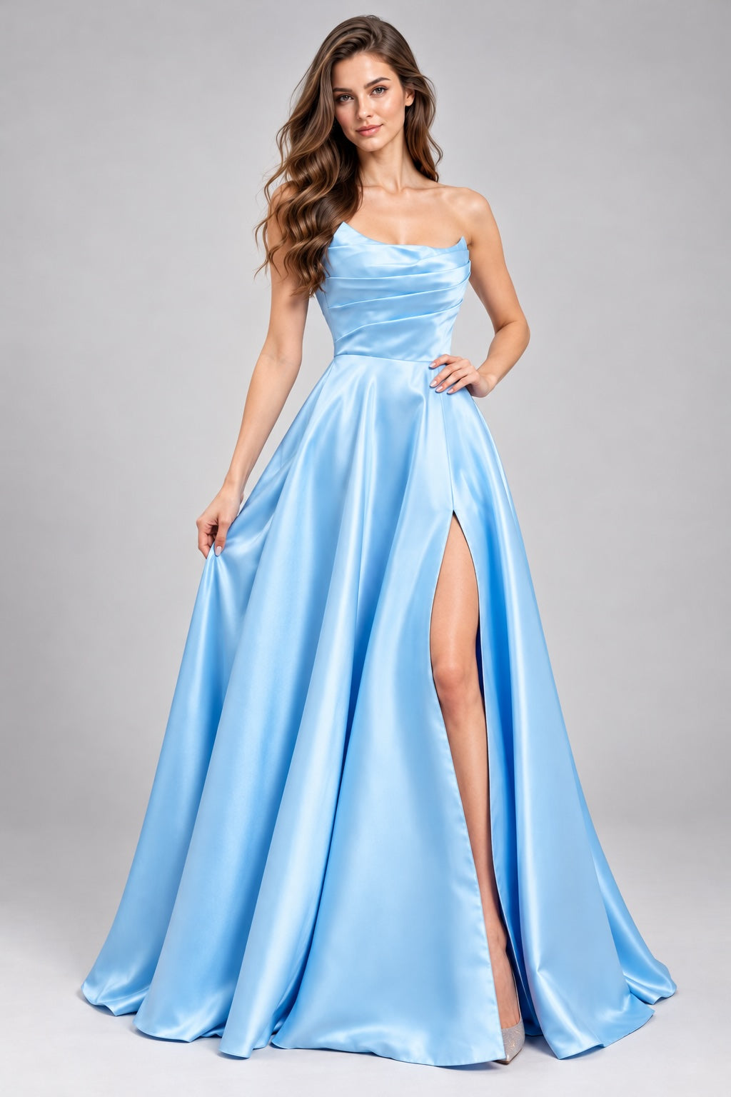 Robe de soirée bustier satinée bleue ciel avec drapé structuré, jupe volumineuse et fente élégante, par Dressie Dress.