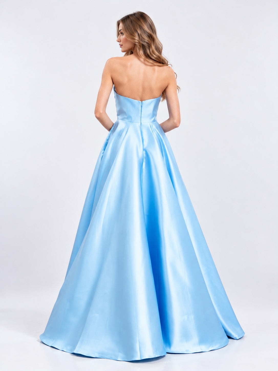 Robe de soirée femme Dressie Dress en satin bleu ciel, bustier drapé, jupe volumineuse, fente élégante, look chic et sensuel