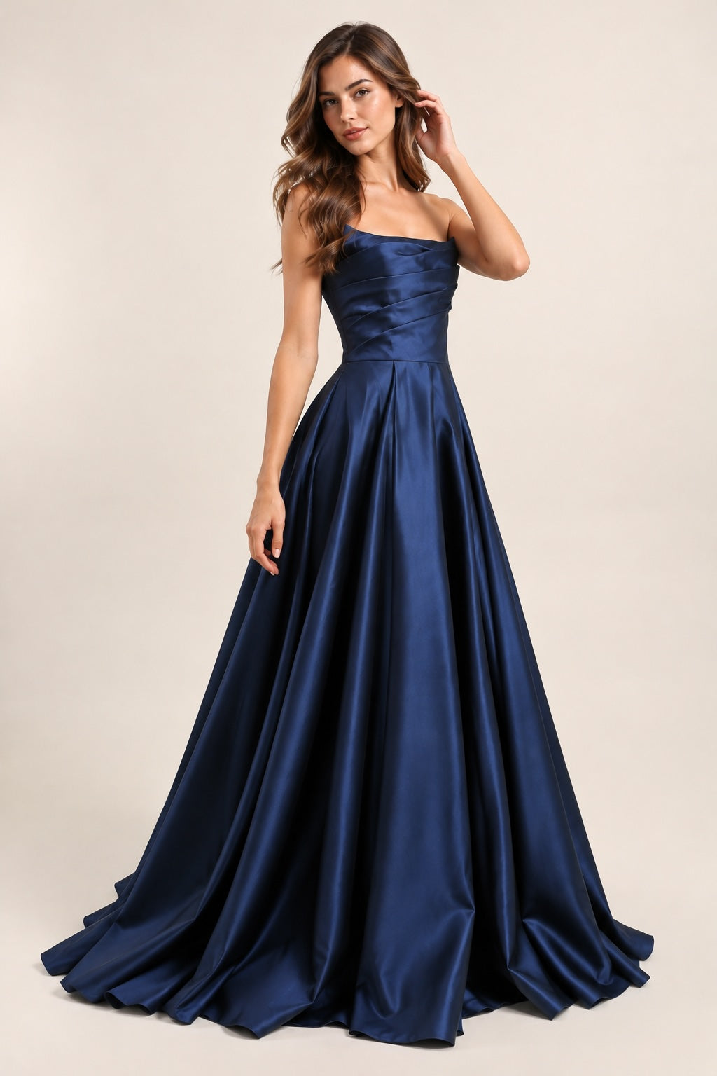 Robe de soirée bustier satinée bleue marine avec drapé structuré, jupe volumineuse et fente élégante, Dressie Dress