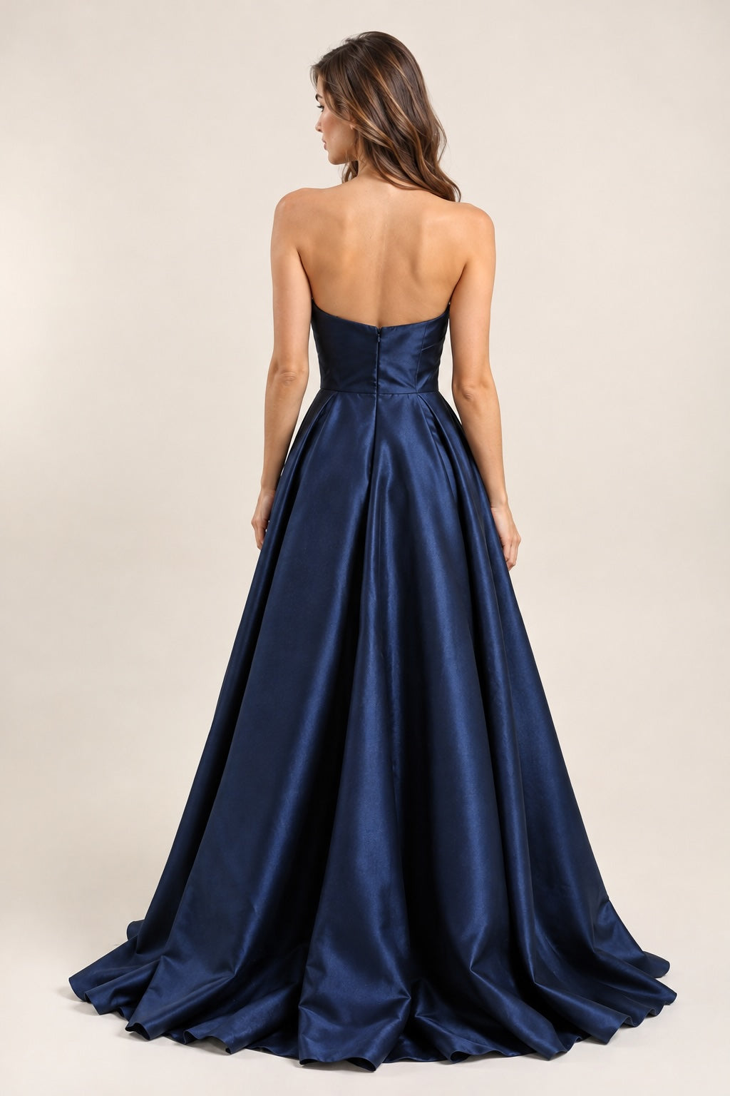 Robe de soirée bustier satinée bleue marine avec drapé structuré, jupe volumineuse et fente élégante, par Dressie Dress.