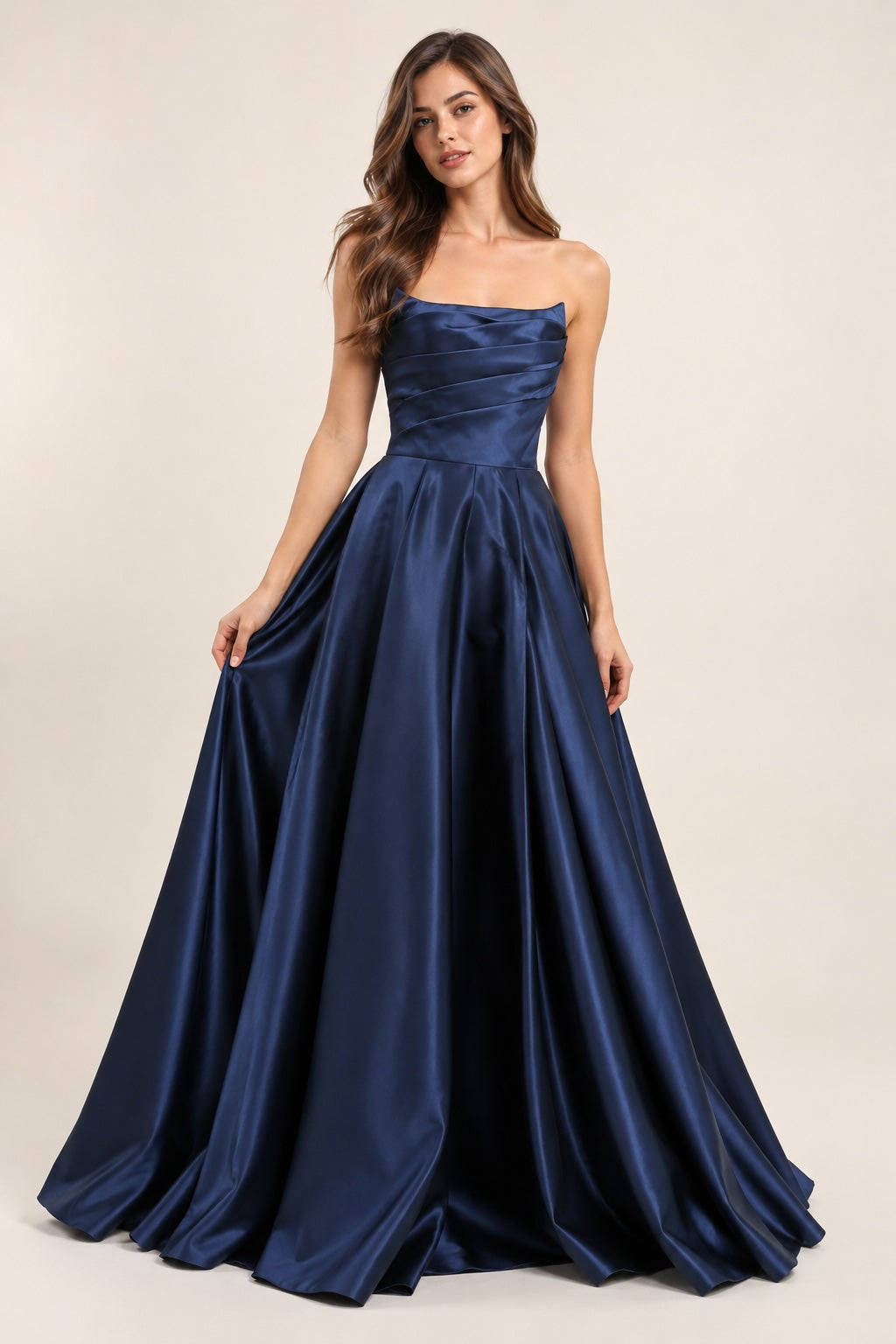 Robe de soirée bustier satinée bleu marine avec drapé structuré, jupe volumineuse et fente élégante, par Dressie Dress