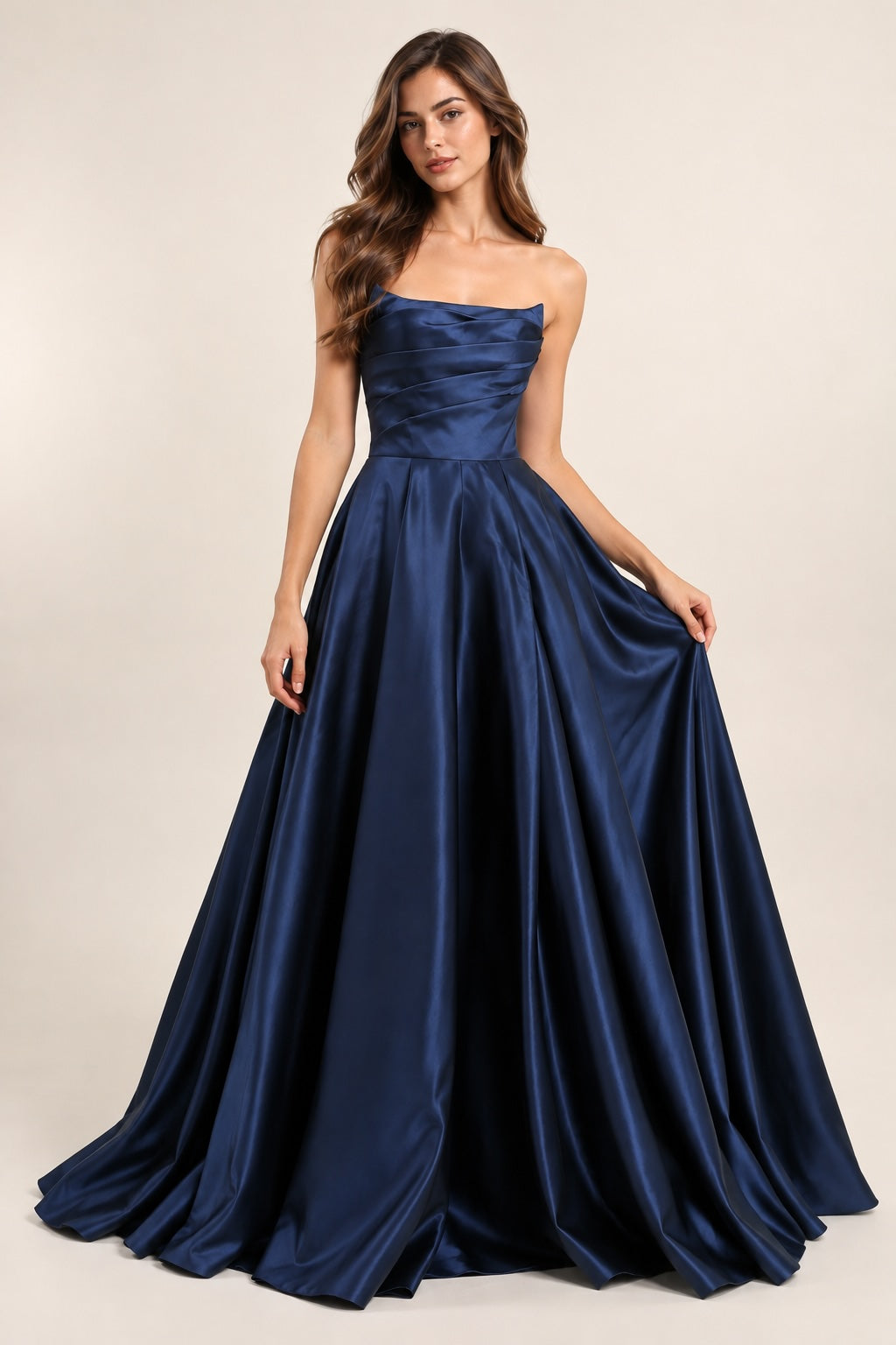 Robe de soirée bustier en satin bleu marine de Dressie Dress, jupe volumineuse avec fente élégante, style chic et sensuel.