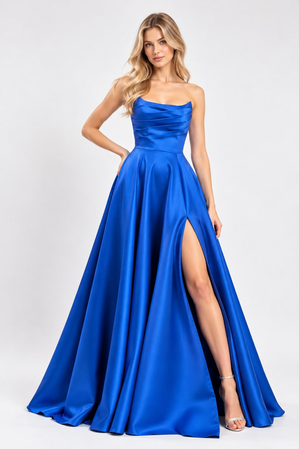 Robe de soirée bustier satinée bleue royal, jupe volumineuse avec fente élégante, par Dressie Dress, look chic et sensuel.