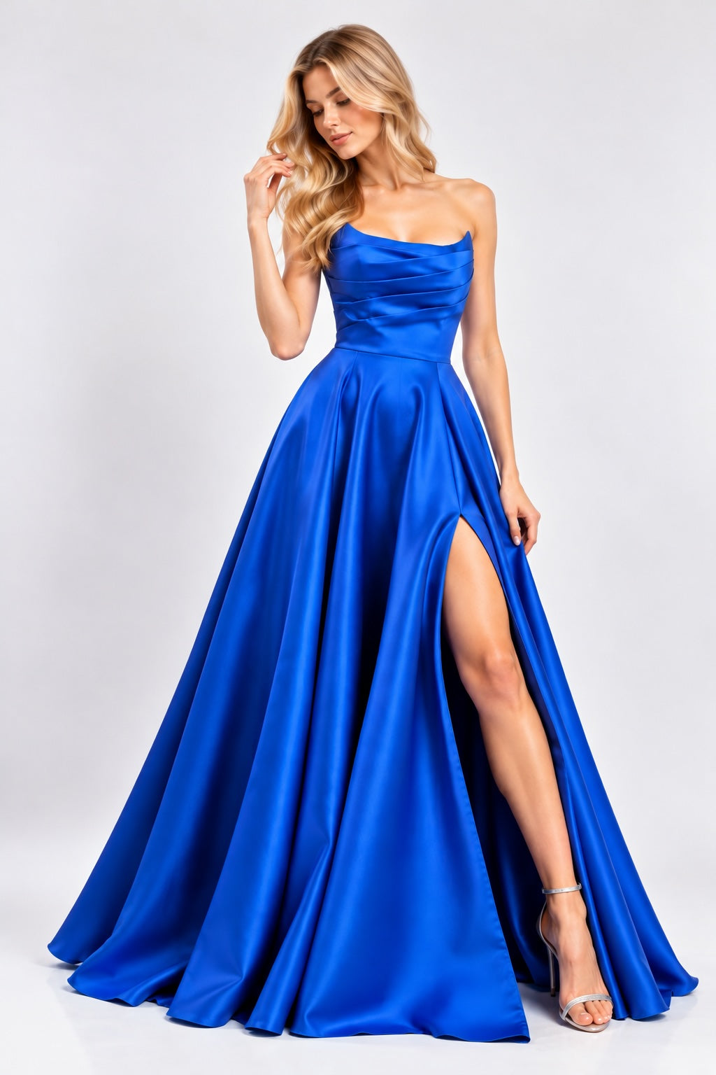 Robe de soirée bustier satinée bleue royal avec drapé structuré, jupe volumineuse et fente élégante, par Dressie Dress.