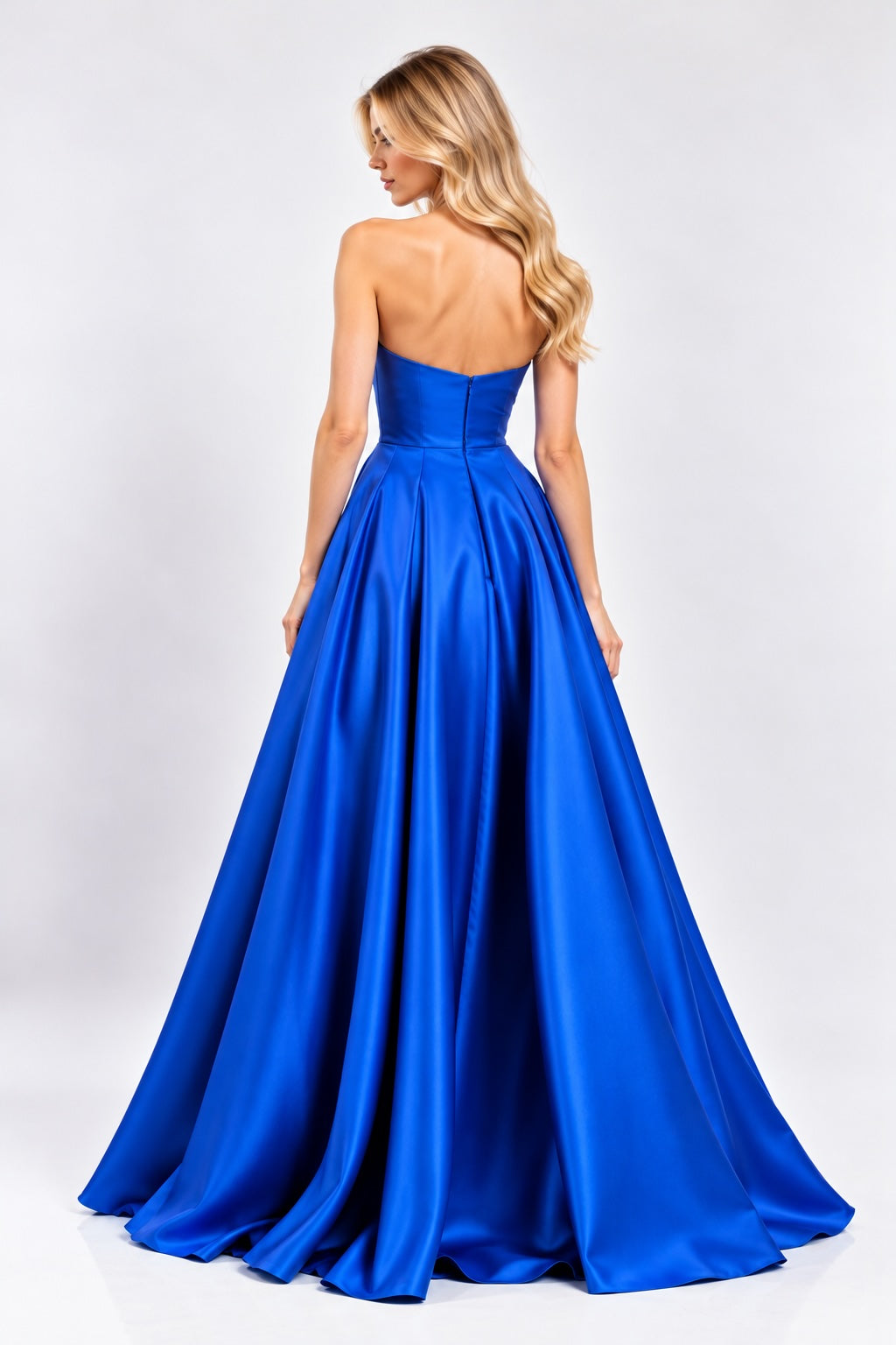 Robe de soirée bustier satinée bleu royal avec drapé structuré, jupe volumineuse et fente élégante, par Dressie Dress.