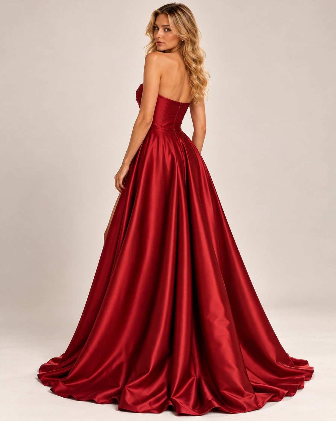 Robe de soirée bordeaux pour femme, bustier satinée, drapée, jupe volumineuse avec fente élégante, par Dressie Dress.