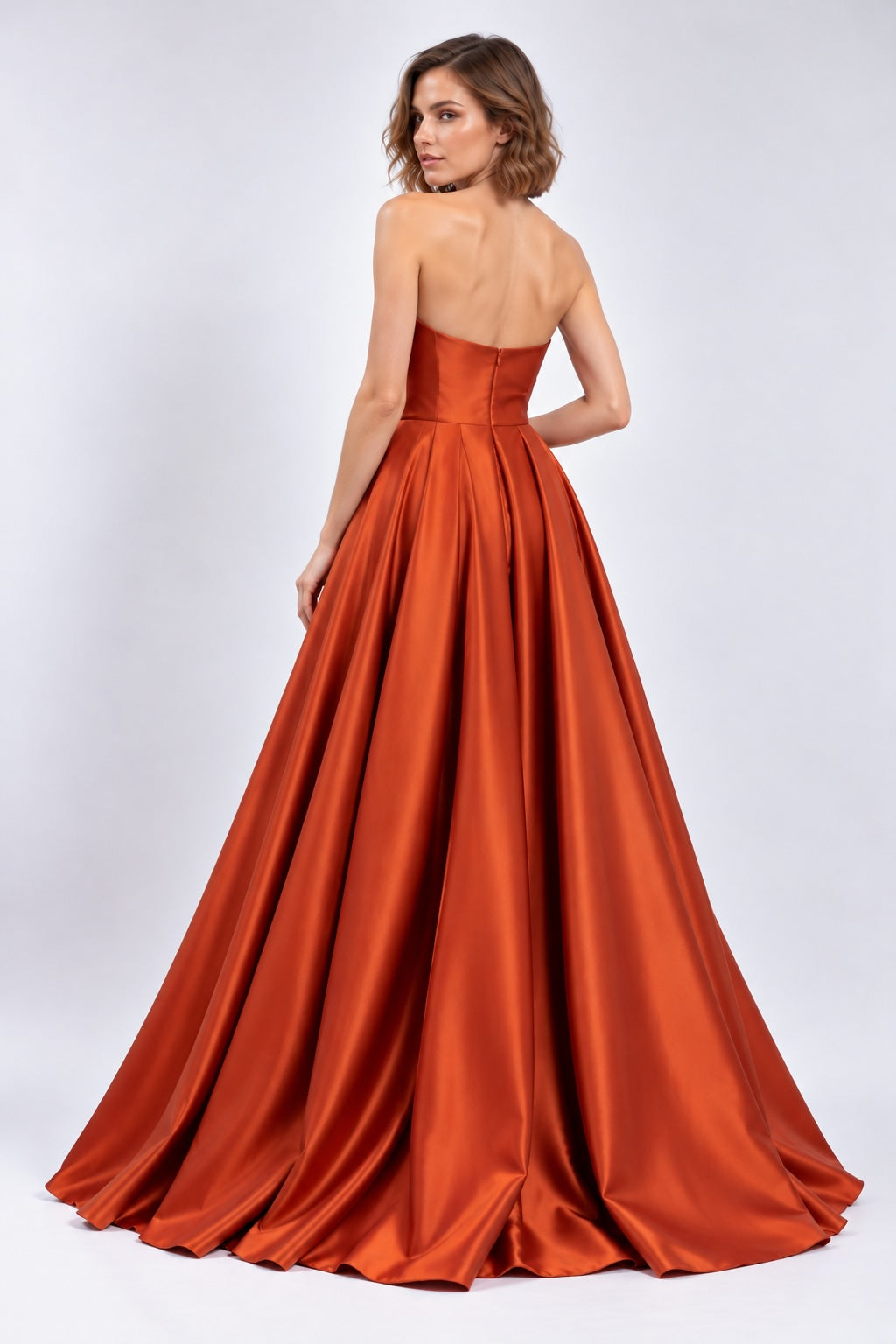Robe de soirée satinée bustier avec drapé structuré, jupe volumineuse et fente élégante, pour femmes, marque Dressie Dress.
