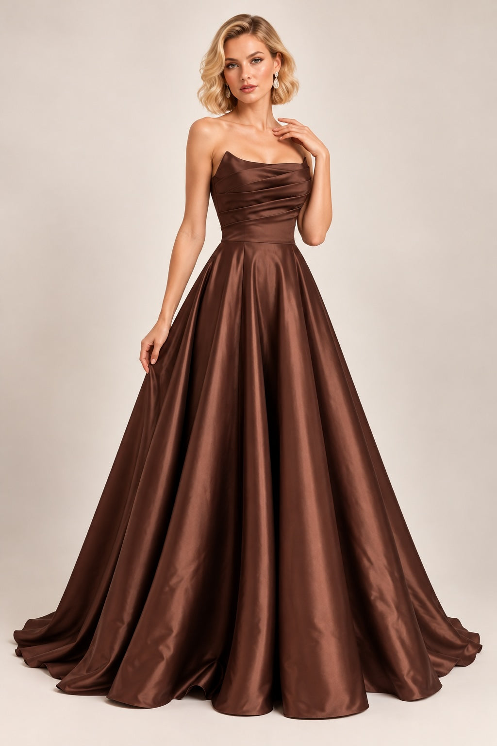 Robe de soirée bustier satinée avec drapé structuré, jupe volumineuse et fente élégante, look chic et sensuel par Dressie Dress.