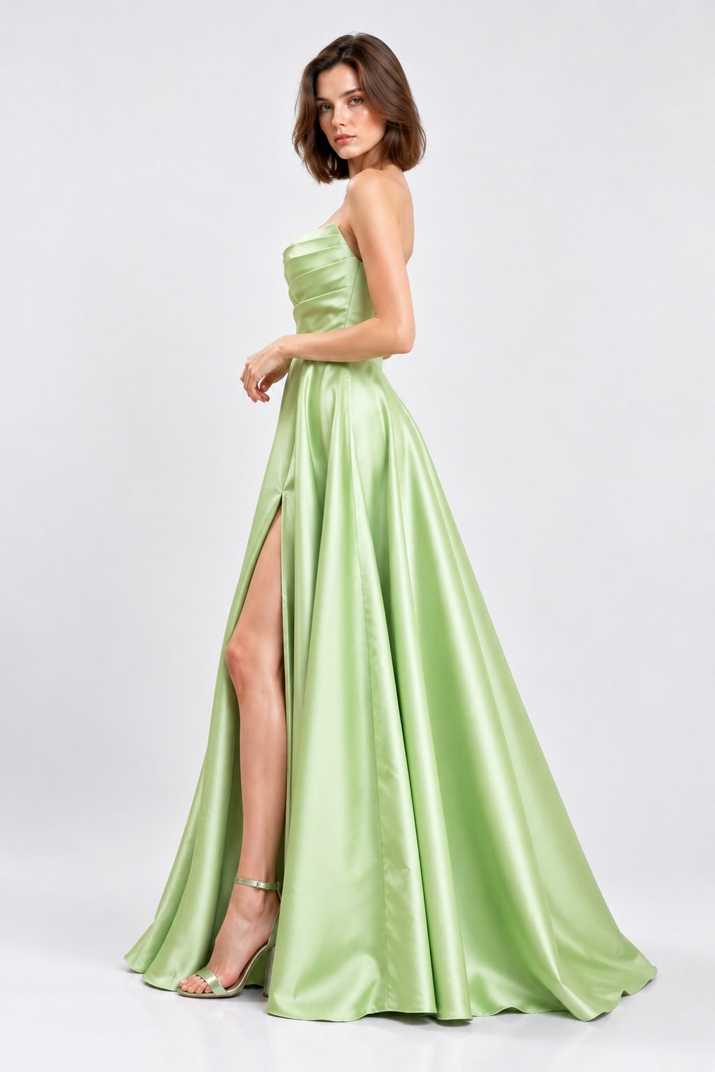 Robe de soirée bustier satinée Dressie Dress avec jupe volumineuse, fente élégante, en coloris citron, look chic et sensuel