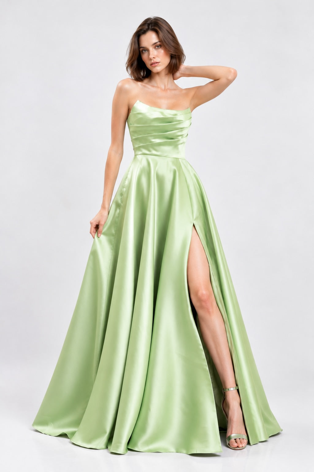Robe de soirée bustier en satin avec drapé structuré et jupe volumineuse fendue, élégante et chic pour fêtes et fêtes.