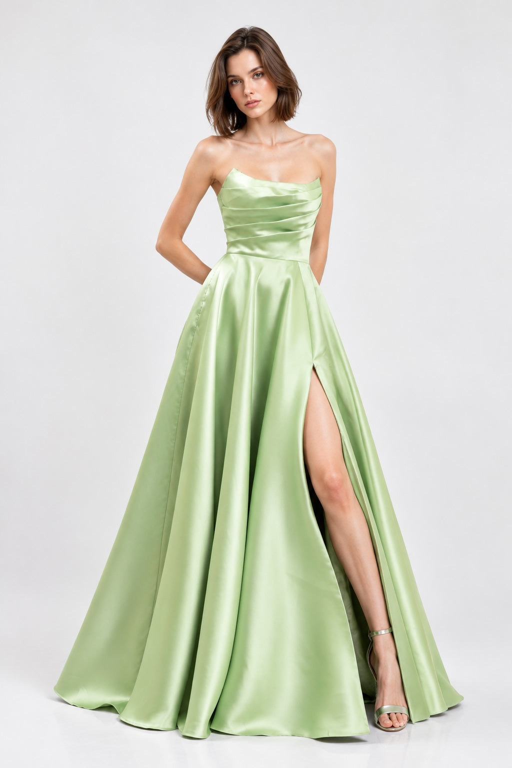 Robe de soirée bustier satinée Dressie Dress avec jupe volumineuse, drapé structuré et fente élégante, idéale pour fêtes et réveillon.