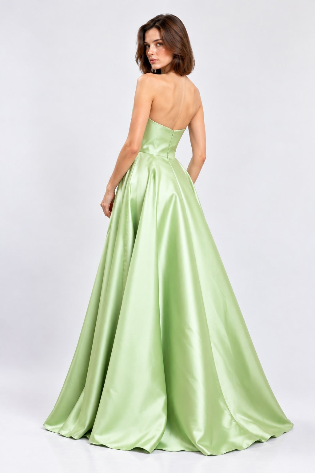 Robe de soirée satinée bustier avec drapé, jupe volumineuse et fente élégante, par Dressie Dress, pour fêtes et occasions spéciales.