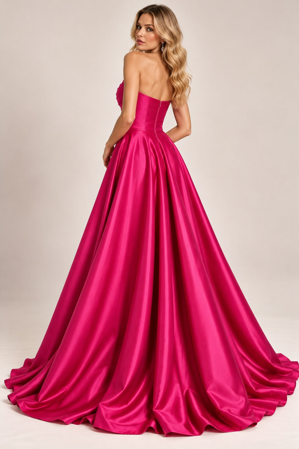 Robe de soirée bustier satinée fuchsia de Dressie Dress avec drapé structuré, jupe volumineuse et fente élégante, pour fêtes et soirées.