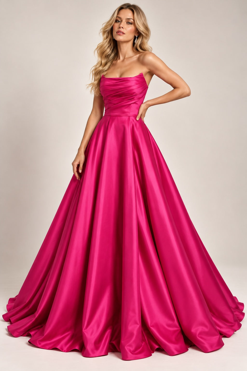 Robe de soirée satinée bustier fuchsia avec drapé, jupe volumineuse et fente élégante, style chic et sensuel pour fêtes.