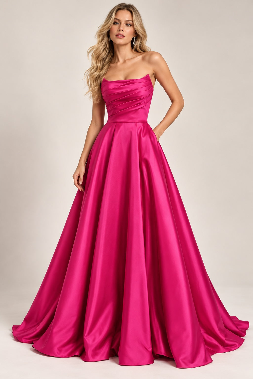 Robe de soirée bustier satinée fuchsia avec drapé structuré, jupe volumineuse et fente élégante, par Dressie Dress.