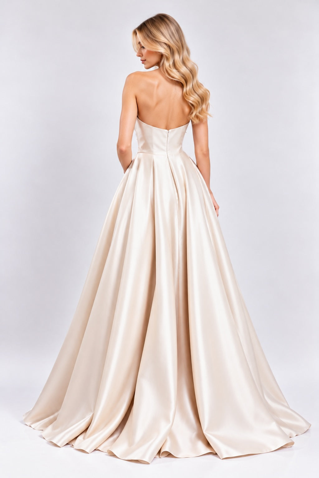 Robe de soirée femme Dressie Dress en satin or avec bustier drapé, jupe volumineuse et fente élégante pour fêtes et réveillons.