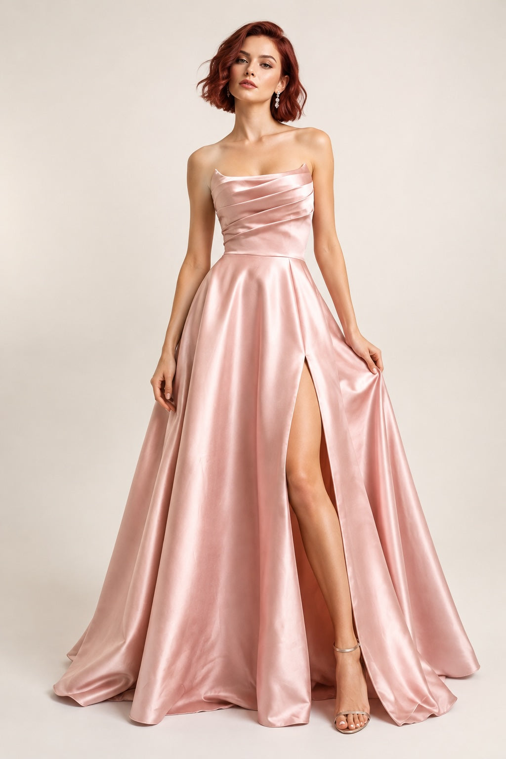 Robe de soirée satinée femme Dressie Dress mauve avec bustier structuré, drapé, jupe volumineuse et fente élégante.