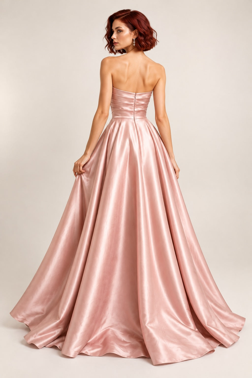 Robe de soirée bustier satinée mauve avec drapé structuré, jupe volumineuse et fente élégante, par Dressie Dress.