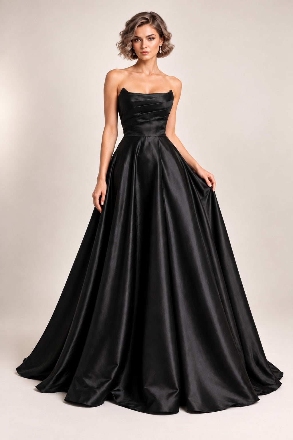 Robe de soirée bustier satinée noire Dressie Dress avec drapé structuré, jupe volumineuse et fente élégante pour femmes.