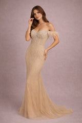 Robes prestige sirène entièrement perlée avec franges de strass décolleté cœur bustier corset gainant épaules dénudées avec finitions plumées et traîne légère | Dressie Dress