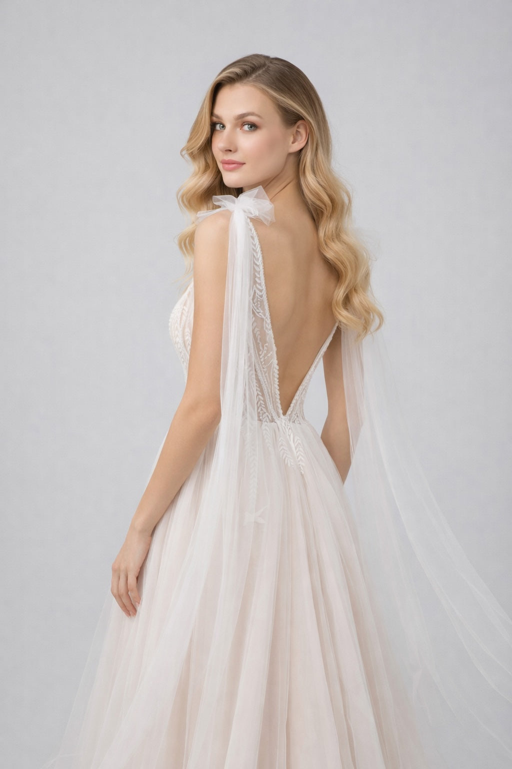 Robe de mariage Dressie Dress à décolleté plongeant en tulle avec broderies graphiques et longs pans aux épaules.