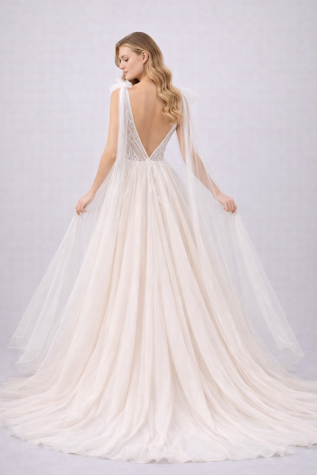 Robe de mariée en tulle avec décolleté plongeant, broderies graphiques et longues pans drapés, silhouette aérienne, Dressie Dress