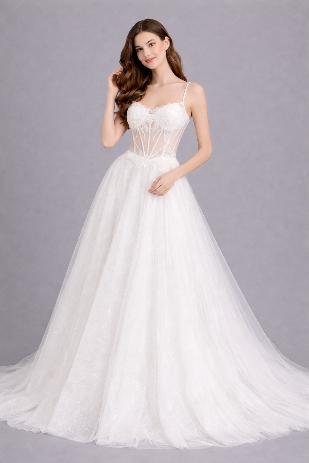 Robe de mariage Dressie avec fines bretelles, corsage brodé en relief, jupe à traîne, silhouette élégante pour cérémonie.
